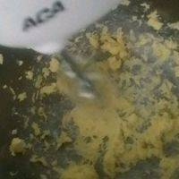 软化好的黄油用打蛋器打发