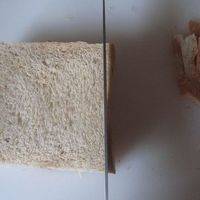 面包片切去四周硬边；