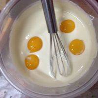 分蛋，蛋黄加入酸奶黄油混合物中，蛋清放在一个稍大无水无油的盆里
