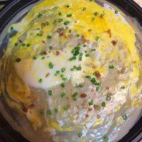 鸡蛋涂匀撒葱末、咸菜丁。
