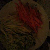 将胡萝卜和大白菜分别切丝备用