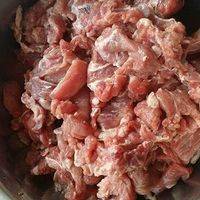 牛肉洗干净后切成条状，然后放入淀粉，盐，料酒，生抽少许，抓拌均匀放置一会