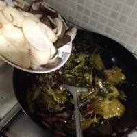 在将香菇和杏鲍菇下锅翻炒，然后添水，没过酸菜1公分即可（高汤更佳）水沸之后将鱼头和鱼骨下锅，煮熟后将鱼片下锅，三分钟后即可出锅