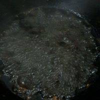 起锅热油，油热后把肉丸放锅里炸。