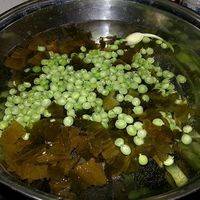 碗豆、酸菜、姜、蒜冷水下锅，煮15分钟。如果想吃爽脆的酸菜就在起锅前2分钟下锅。