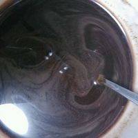 浓咖啡和糖浆混合后搅拌匀