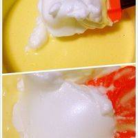 蛋黄酸奶面粉混合物中,加入三分之一蛋白霜轻轻上下翻动均匀，再分两次依次加三分之一蛋白。