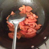锅加热下少许油，放蕃茄煸炒几下。