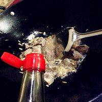 加入生抽，炒香，