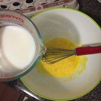 叮好的牛奶倒入鸡蛋液中，注意边倒边搅拌