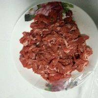 牛肉切薄片，加酱油、生粉、盐、沙茶王、油手抓淹一小会。