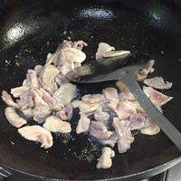肉片煸炒熟后出锅备用
