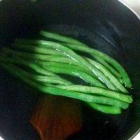 锅内烧开适量开水，把架豆放内焯至青绿，捞起，切成丁。