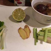 香茅、葱切段、姜切三片、香菇用热水泡发