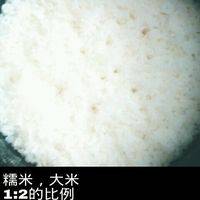 先把米饭焖上，然后准备食材
糯米，大米，
比例1:2
蒸米饭，熟了加少量盐，绊匀