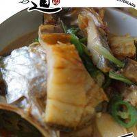 少许油下锅，将配料下锅翻炒，鱼干下锅加糖，生抽，料酒继续翻炒，加点水焖制，收汁出锅。