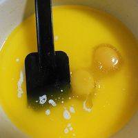 黄油隔热水融化；