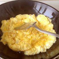 鸡蛋摊成蛋饼 放凉后切丁 火腿切丁