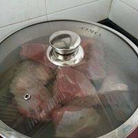 冷水下肉！煮出牛肉浮萍后！捞出肉块放入卤料锅