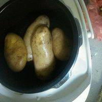 土豆洗净放入高压锅或者蒸锅蒸熟