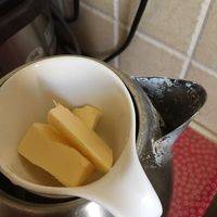 黄油隔热水融化。