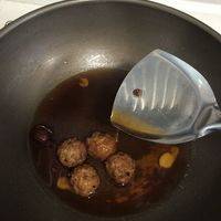 放入丸子，把汤浇在丸子上，然后盖上锅盖煮几分钟。