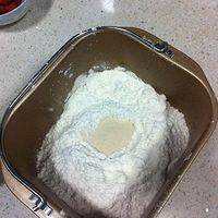 将红豆汤水及细盐，白糖，面粉酵母分别加入在面包桶里。
