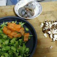 香菇，西兰花，，虾仁，胡萝卜按自己喜欢的切好，备用！