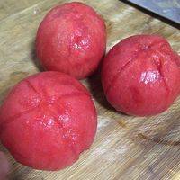 西红柿，切十字刀，如果是软的西红柿可以直接拨皮了，硬的需要煮一下才好去皮。