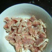 五花肉切片用淀粉裹一下，这样出来的肉会比较嫩
