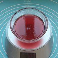 称一称滤出的樱桃糖水，看是否达到140克。如果没达到，则加水（配方分
量外）至140克。
