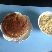 香蕉松饼(香蕉泥+鸡蛋+牛奶+面粉）+土豆泥（土豆蒸熟，压成泥加少许盐或者儿童醤油稍微炒匀)