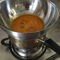 小锅放在火上加热到六七十度的样子，关火。将打蛋盆放在上面用电动打蛋器打发