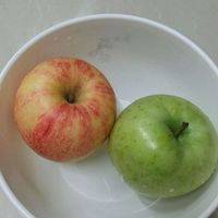 青苹果俩个，洗净待用。红的也可，不过我喜欢青苹果酸酸的清新！
