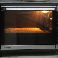 发酵好后，放入预热好的烤箱烘烤，上火180度，下火160度，烤25分钟即可 