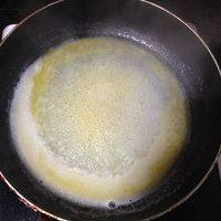 黄油和水、盐混合，中火加热融化黄油烧至沸腾

