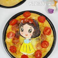 披萨烤好后上面放上白雪公主，可以用一些番茄片装饰周围。

