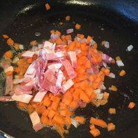 油热放入洋葱，胡萝卜，培根，加少许盐翻炒