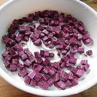 紫薯去皮切小块上锅蒸熟