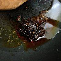 燒紅鍋少許油，重點賣下廣告下自家制的余記辣椒醬爆香，放入黃豆芽，娃娃菜炒勻，放10ML醬油，1勺鹽，1大碗水煮滾，撈起俾碗裝好