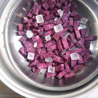 紫薯削皮切小块，加冰糖（建议用白砂糖容易化，