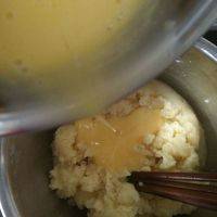 将蛋液分n次慢慢加入步骤8中，用4根筷子搅拌均匀