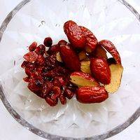 红枣洗净切开，蔓越莓干冲洗待银耳小火炖煮1小时放入再焖炖10分钟关火。