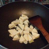 锅内放油，将豆腐略煎。不用煎太老。