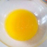 黄油软化，加入蛋清稍稍打发