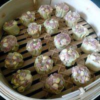 蒸笼先涂点油，再把包好的干蒸放上去