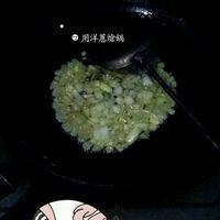 洋蔥切碎熗鍋