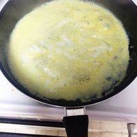 平底锅中加少许橄榄油沾满锅底，倒入蛋液，煎成蛋皮