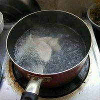 下锅，饺子浮起来后分三次加冷水，每次都要重新煮沸后再重新加水，以保证饺子能熟透。水里可以加一点点盐，饺子不容易煮破哦