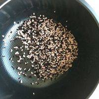 提前用冷水泡糯米和黑米2小时（煮出的饭香糯）